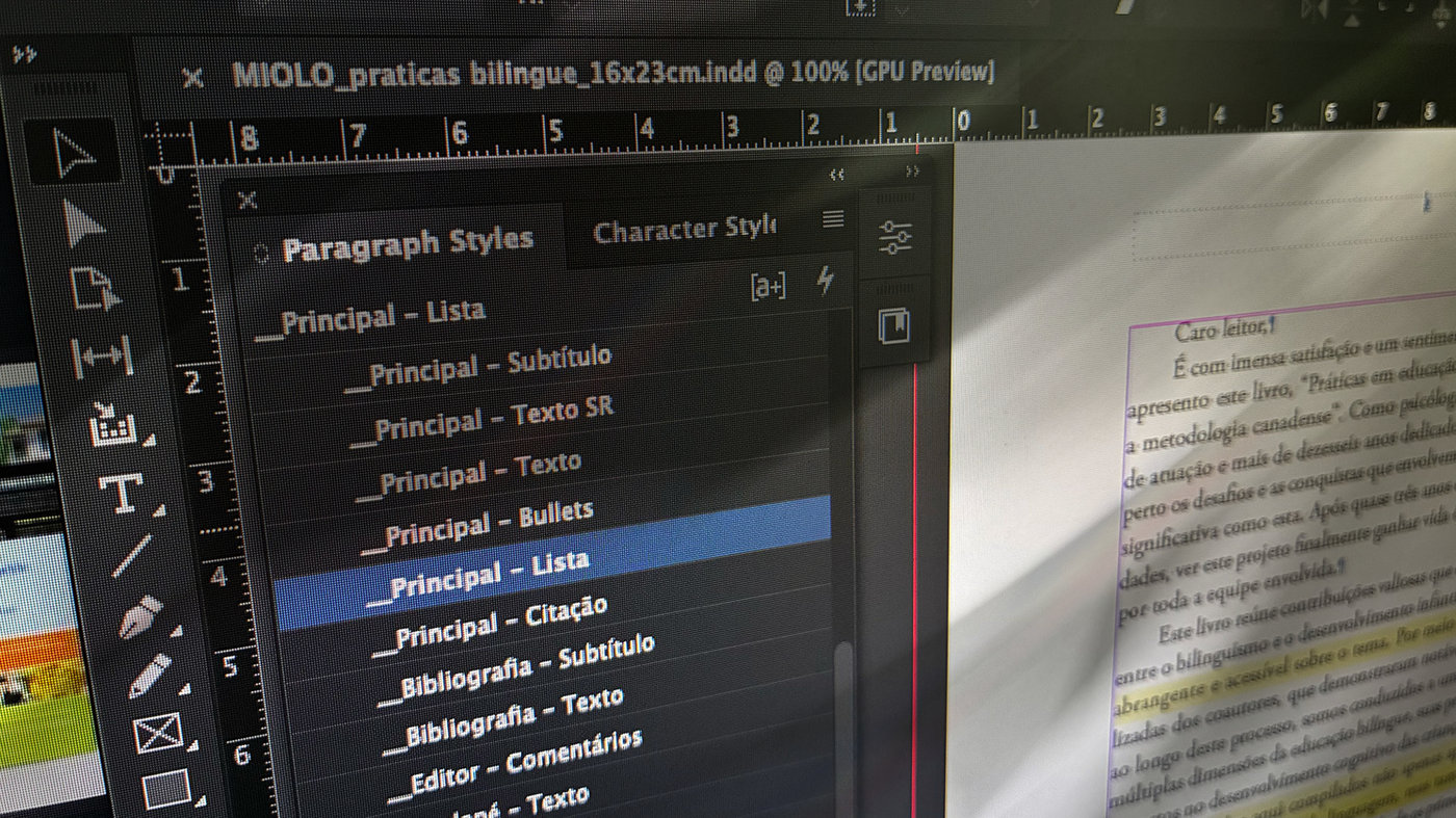 Painel de estilos de parágrafo do InDesign sobre uma página diagramada