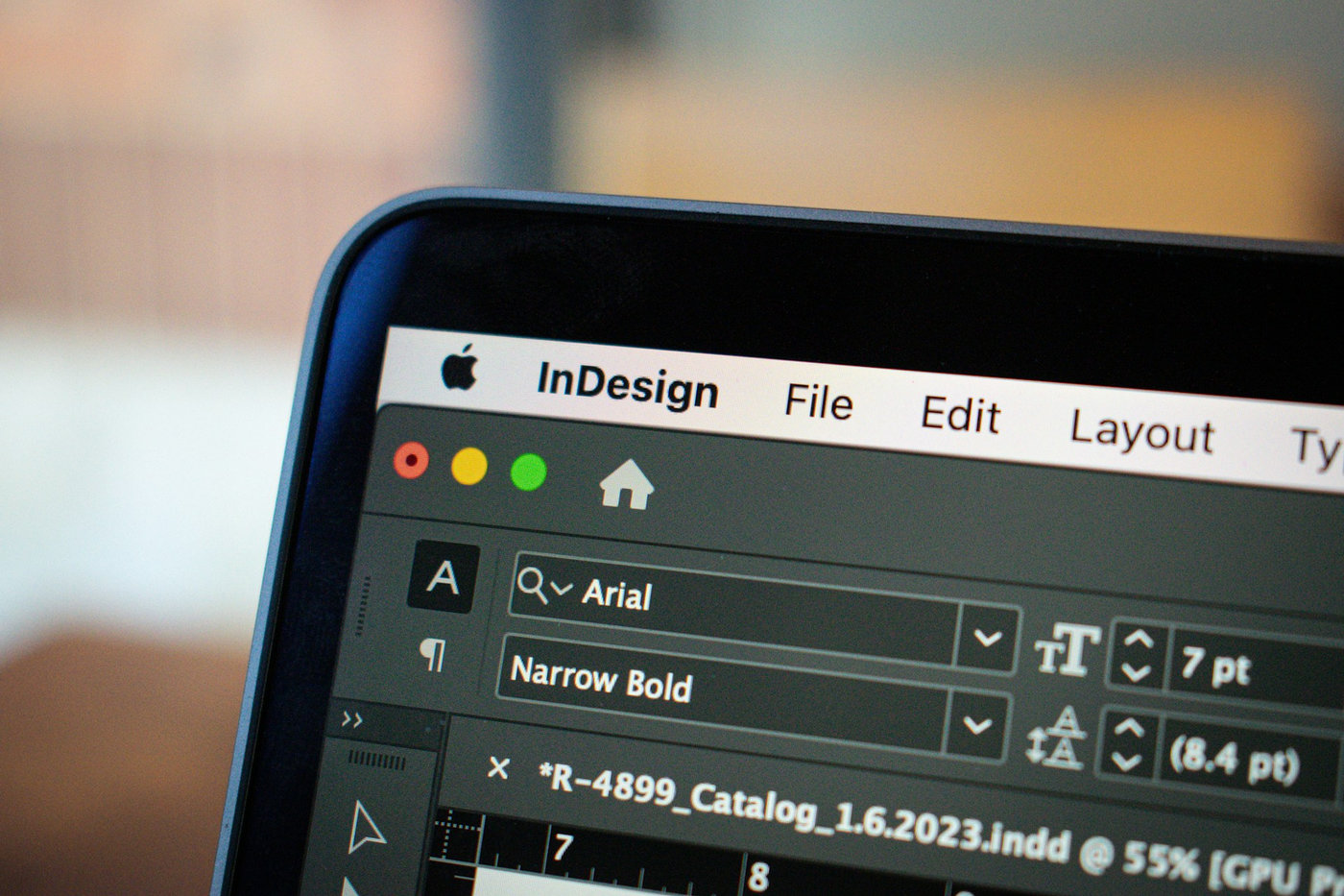 Tela do InDesign com o painel de tipografia aberto